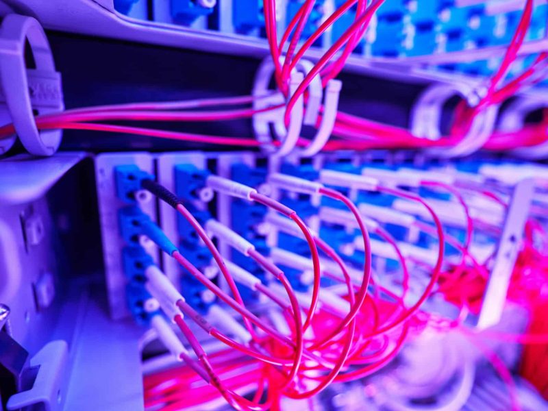 Arrangement of optical fiber cables in server hardware